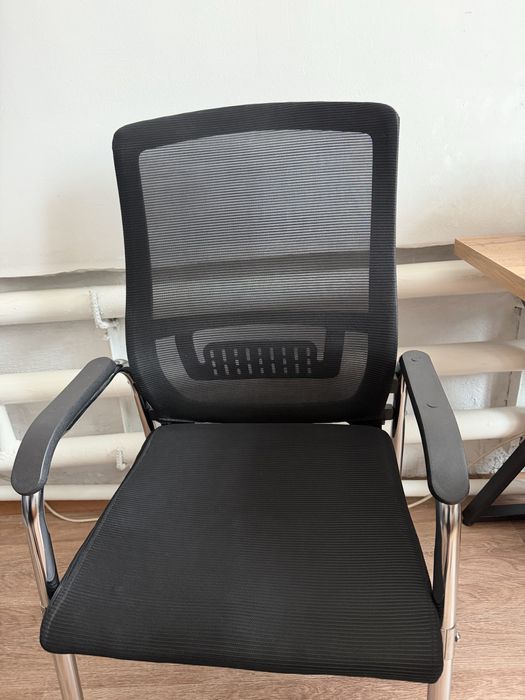 Стул с подлокотниками