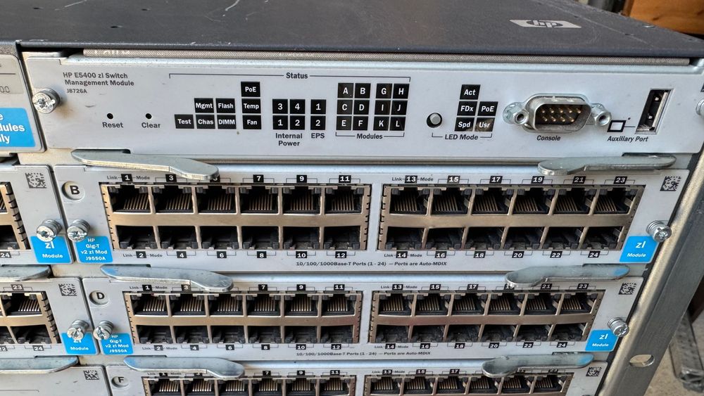 Switch HP J8698A 10Gb inclusiv 10 extensii si cabluri SFP