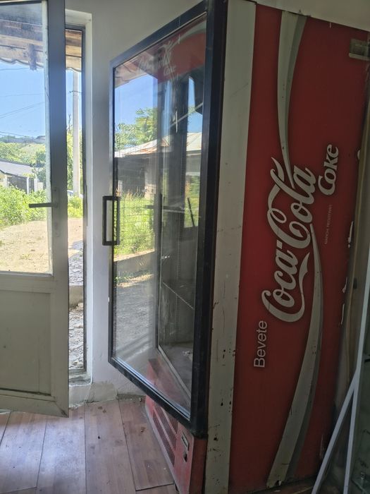 Lada pentru  mezeluri lactate și frigider pentru sucuri