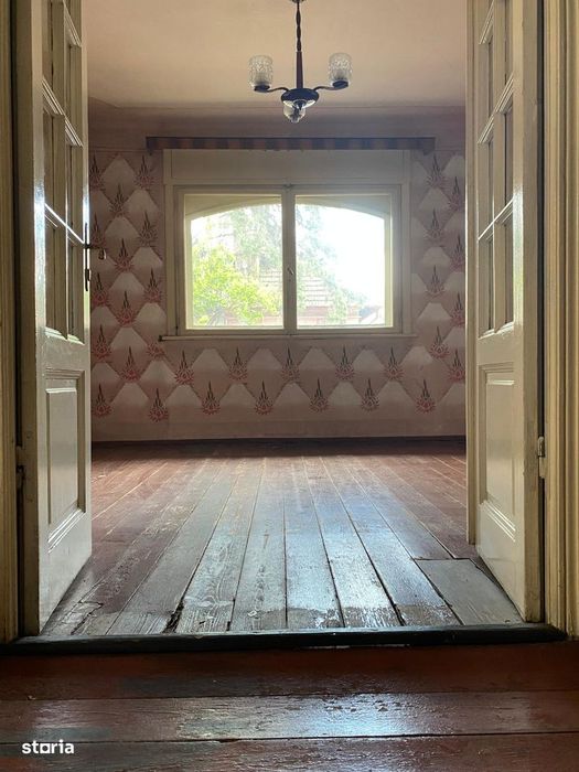 Vand apartament in vila, in zona Decebal