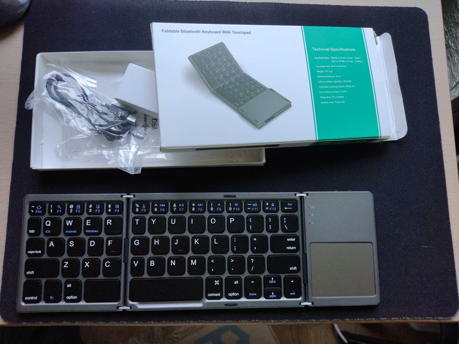 Tastatură bluetooth pliabilă cu touchpad.