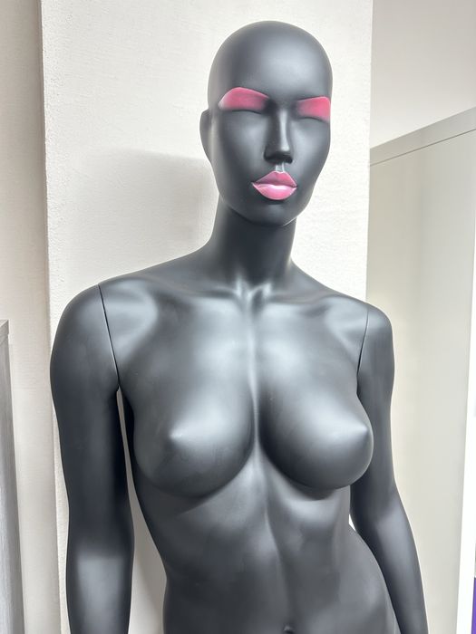 Манекен чисно нов