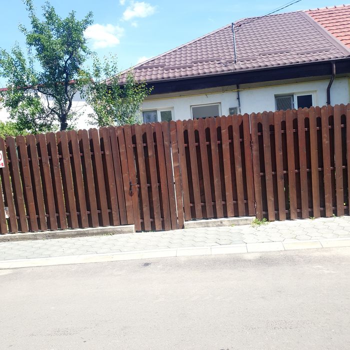 Ofer la închirie casă, curată, mobilată, două dormitoare, bucatarie, hol,