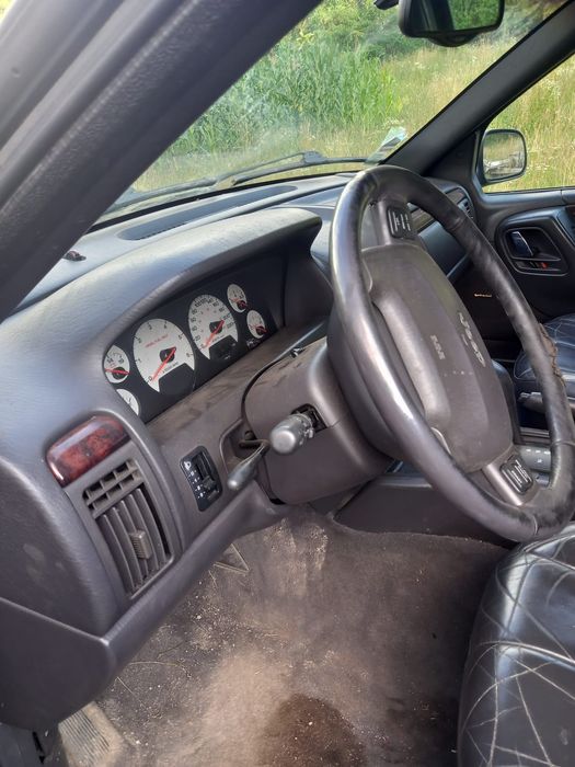 Vând jeep Grand Cherokee
