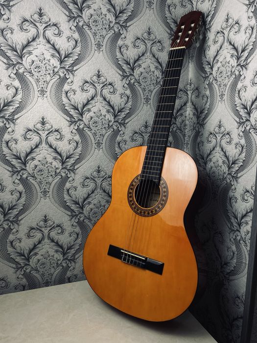 Продам недорого качественную гитару Lucky Star!