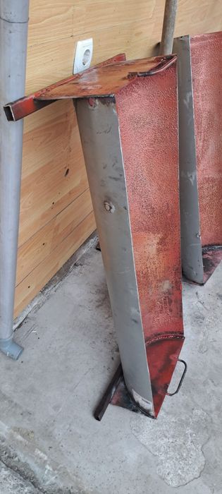 Vind doua  hranitoare pentru animale