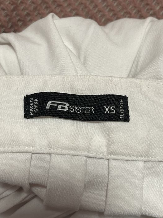 Бяла къса пола от New Yorker