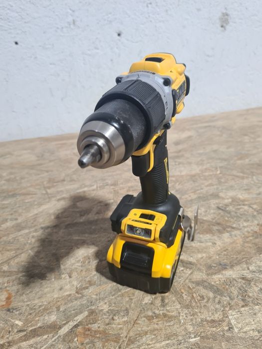 Filetanta cu percutie DeWalt DCD805