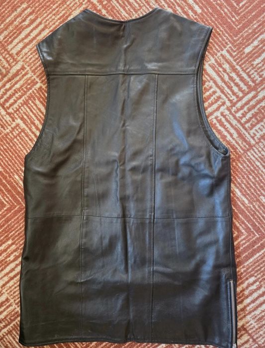 Vând veste de piele neagră!
