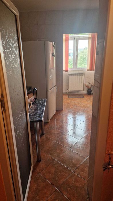Inchiriez apartament 3 camere decomandat | Zona Liceul Auto