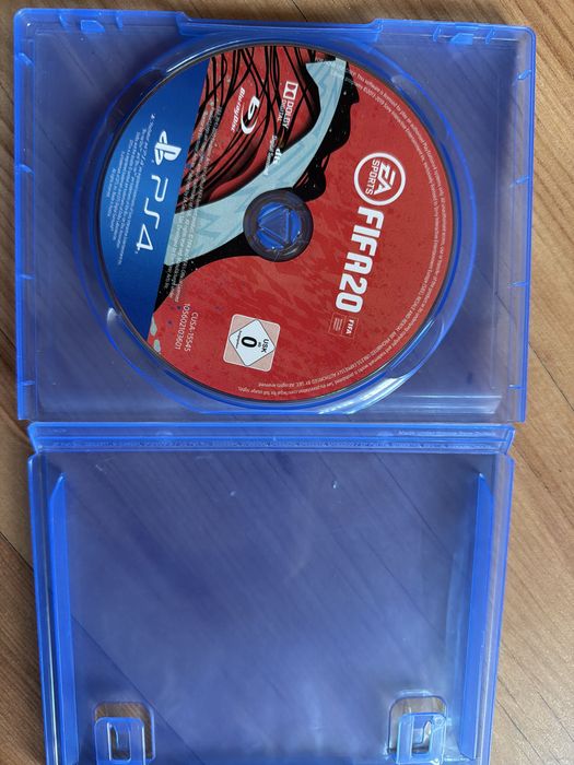 Продавам Playstation 4 с два джойстика