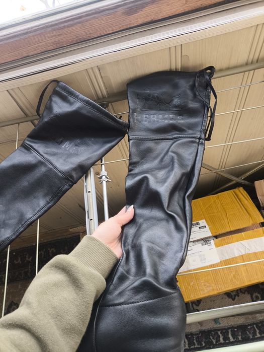 Сапоги высокие чуть выше колена