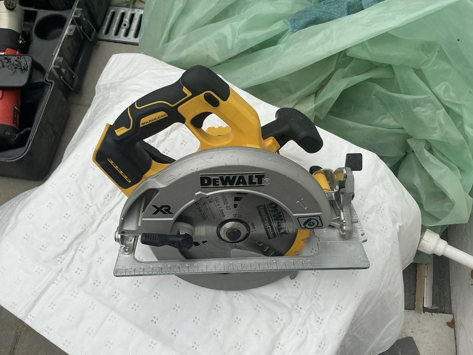 Vind circular Dewalt DCS570 doar corp cu pinza inclusa 2025