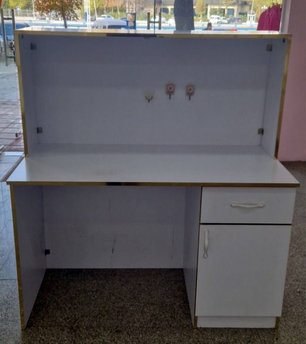 Doʻkon uchun mebel tegdigi shkaflari ochiladi kassasi xam bor.