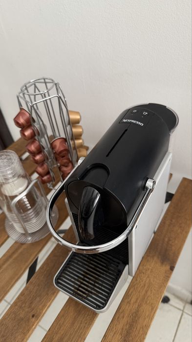Кафемашина Nespresso с капсули и поставките