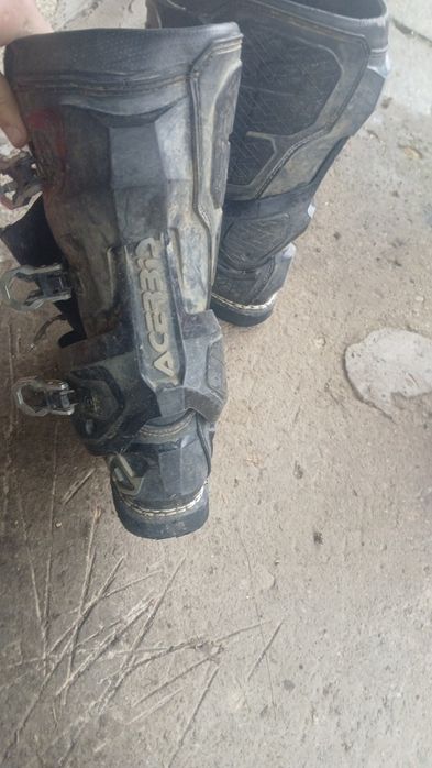 Vând  cizme  accesibil