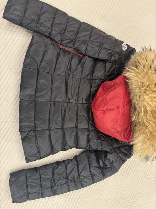 Яке Moncler с яка от лисица