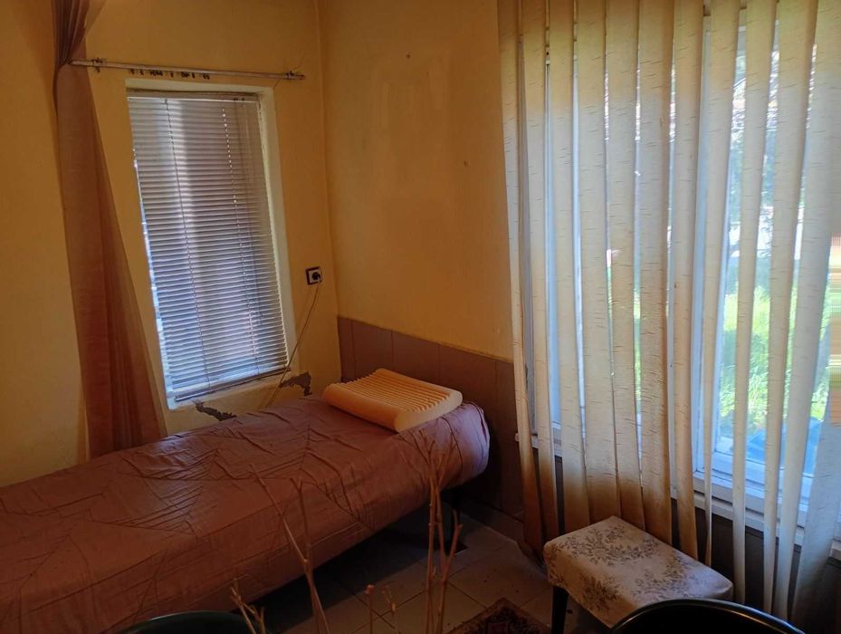 Къща с голям двор – тиха локация в екологичен регион, ток/вода, подходяща за целогодишно живеене