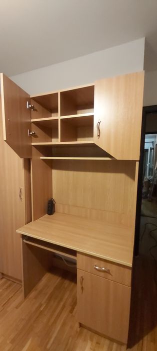 Birou cu dulap deasupra și multe spații utile