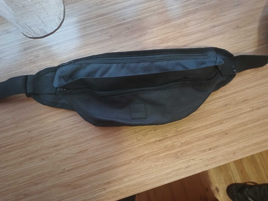 Черна чанта за кръста