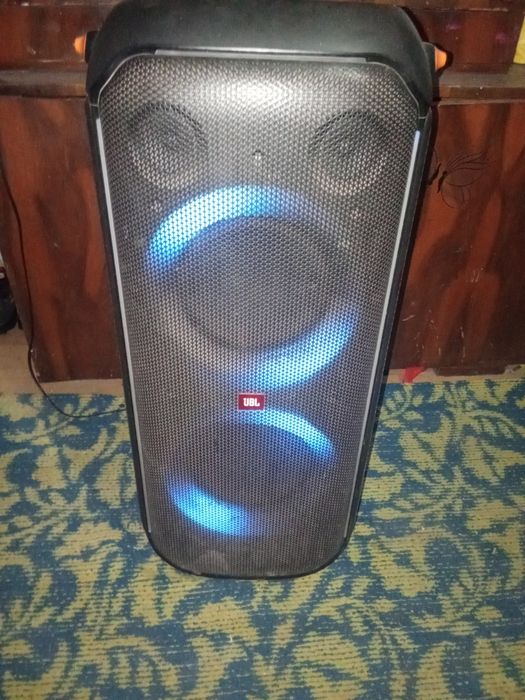 Vând boxa jbl party box 710 folosita forte putin  nu deranjați inutil