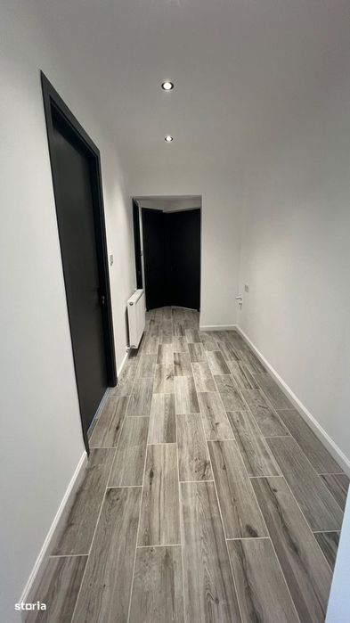 Apartament cu 3 camere RENOVAT Zona CENTRALA Etaj INTERMEDIAR