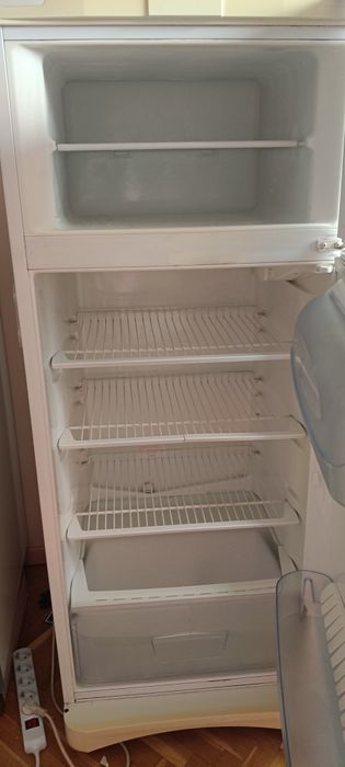 Хладилник Indesit 200л.