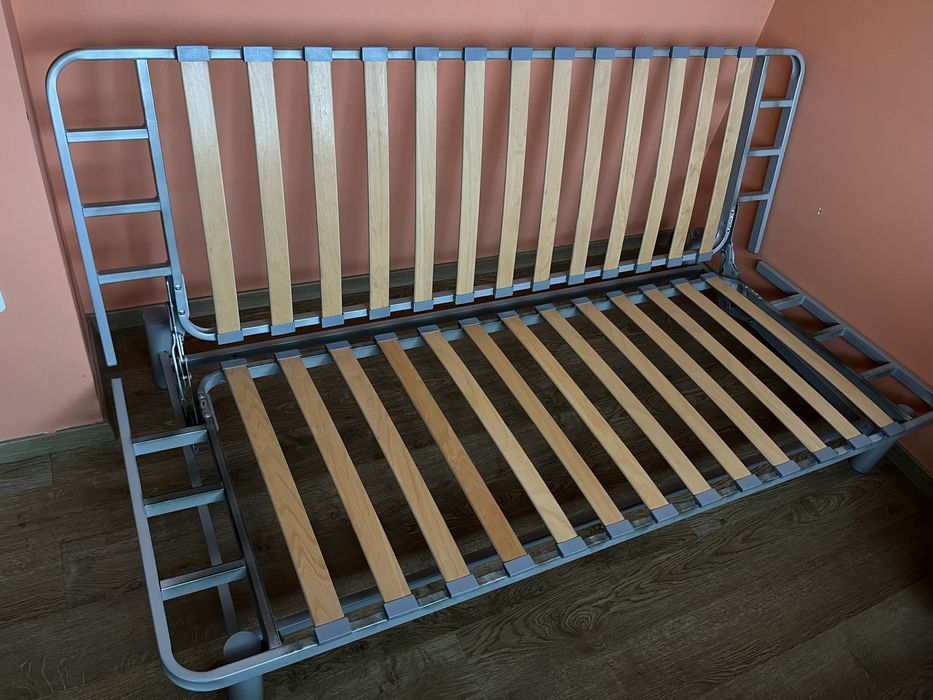 Разтегателен диван с подматрачна рамка