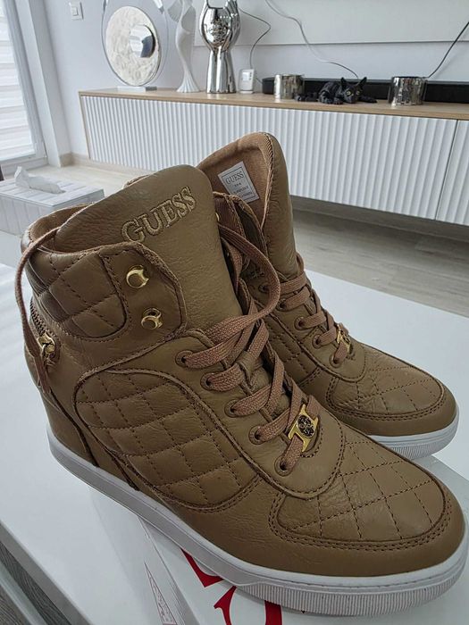 Gtete Guess piele Noi in cutie ne purtate Marimea 39-40