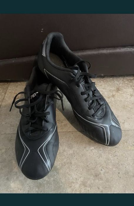 Vand adidasi pentru sintetic.