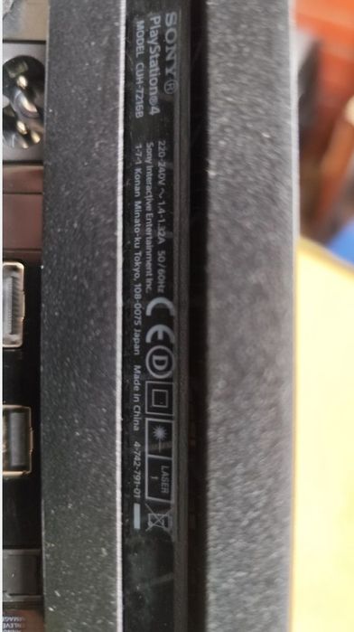 Продавам /Playstation 4 Pro/1TB/