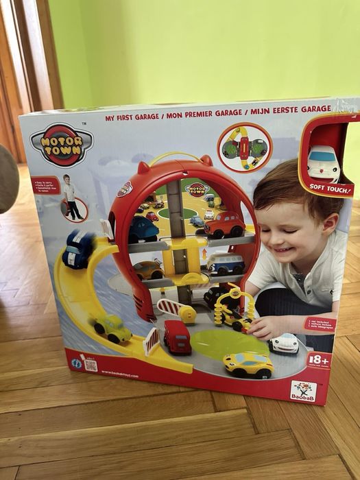 Гараж за коли с включена количка.