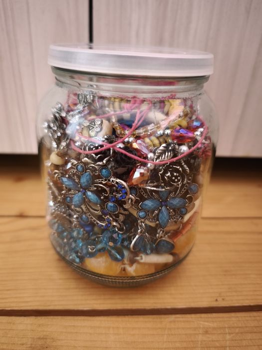 Голям буркан с бижута
