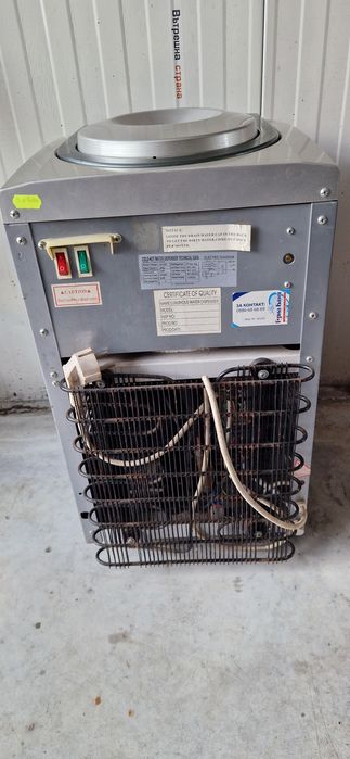 Диспенсър за вода с компресор