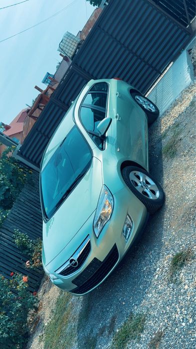 OPEL Astra 2011