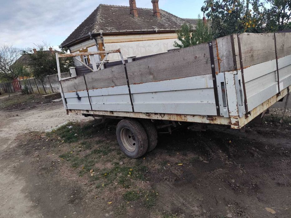 Vand remorca pe foi de arc