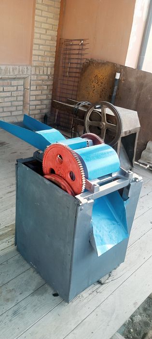 Qadimgi zavatsqõy mashinka sotiladi urganchda