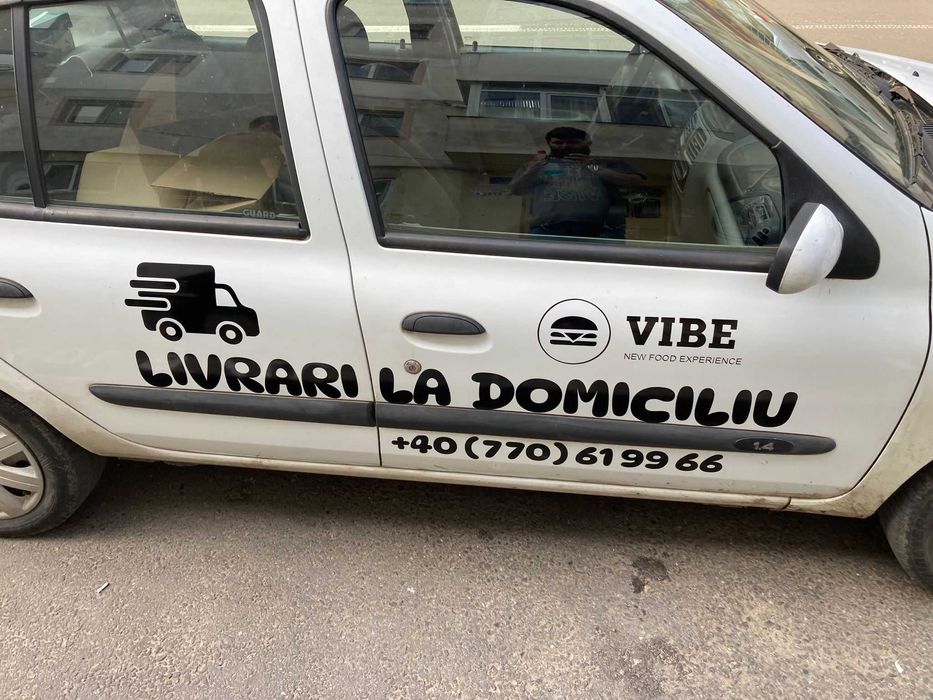 colantare auto cu printuri tip reclama