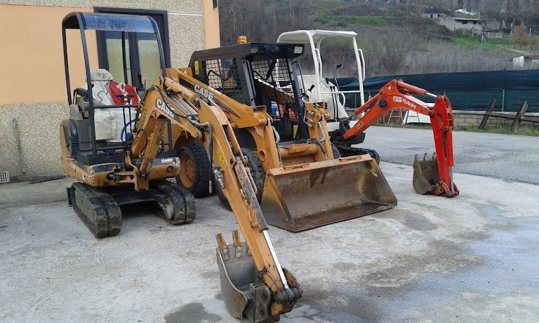 Miniexcavator Bobcat Miniîncarcător  Mini excavator  demolări  moloz