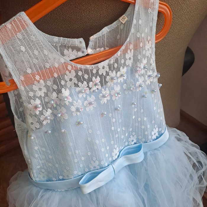 Платья нарядные.