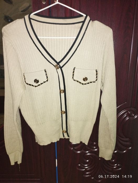 Кофточка сотилади, бежевый жуда чиройли