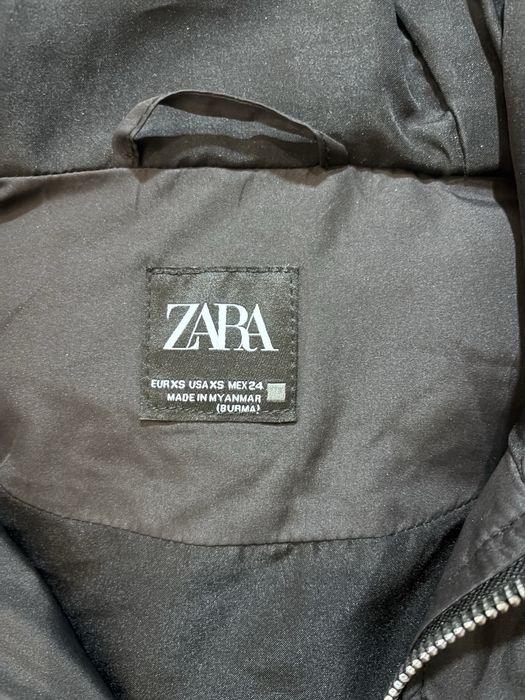черен пухен елек с качулка, марки  Zara.