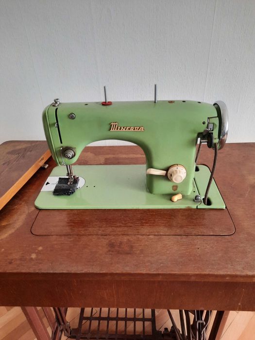 Крачна шевна машина Минерва на възраст над 60 години, но работеща