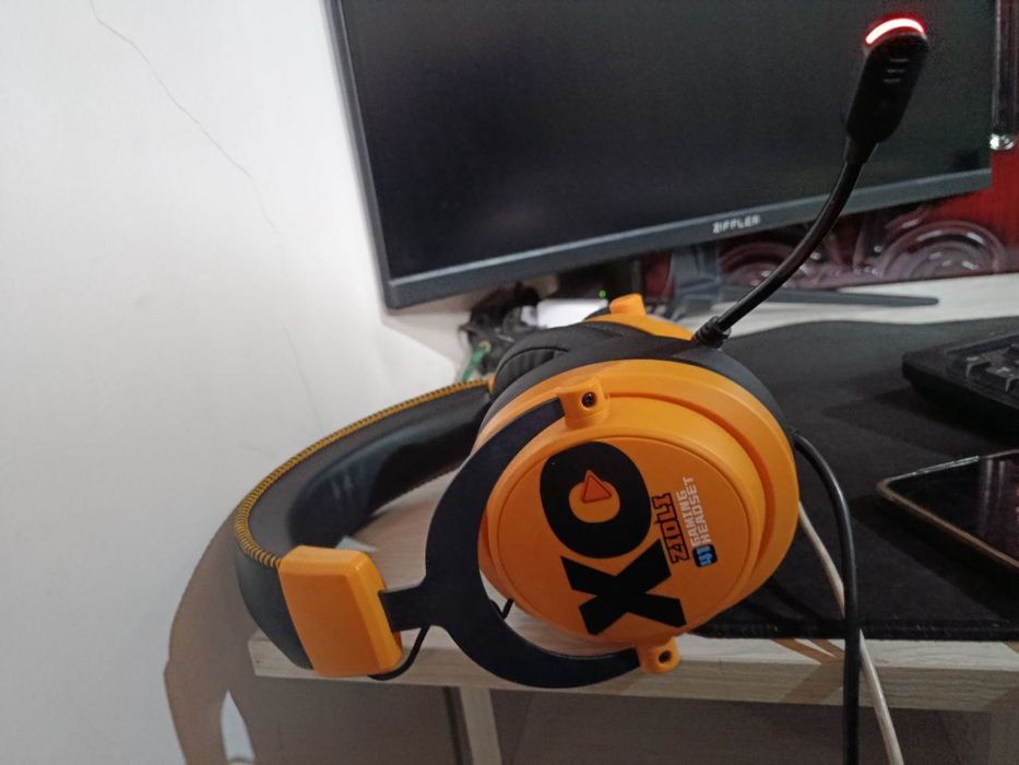 Монитор, Клавиатура, Мышка и наушники.