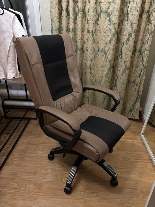 Продам кресло. Отличного качества. Кожаное, целое