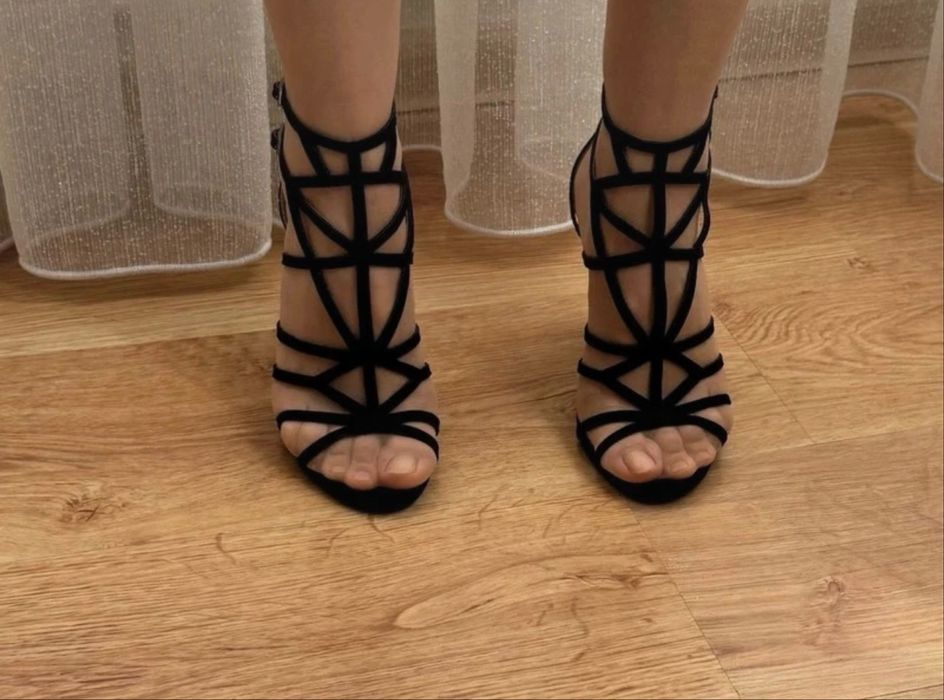 Sandale negre cu barete