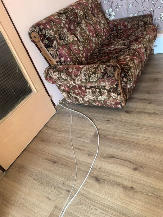 Разтегателен диван. здрав от едно време, качество.