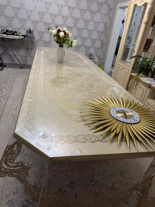 гостевой стол в отличном состояние