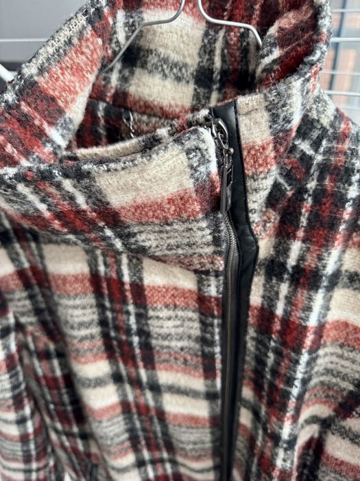 Дамско зимно карирано палто в червен, черен и бежов цвят C&A