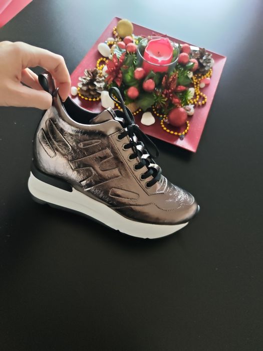 Нови маратонки на платформа